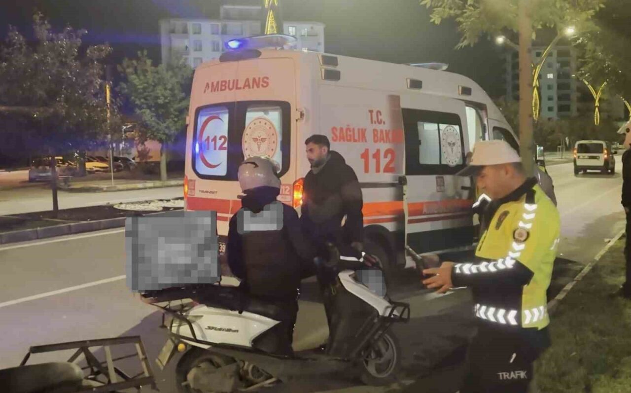 Aksaray’da önünde seyreden motosiklete çarpan otomobilin sürücüsü olay yerinden kaçarken,