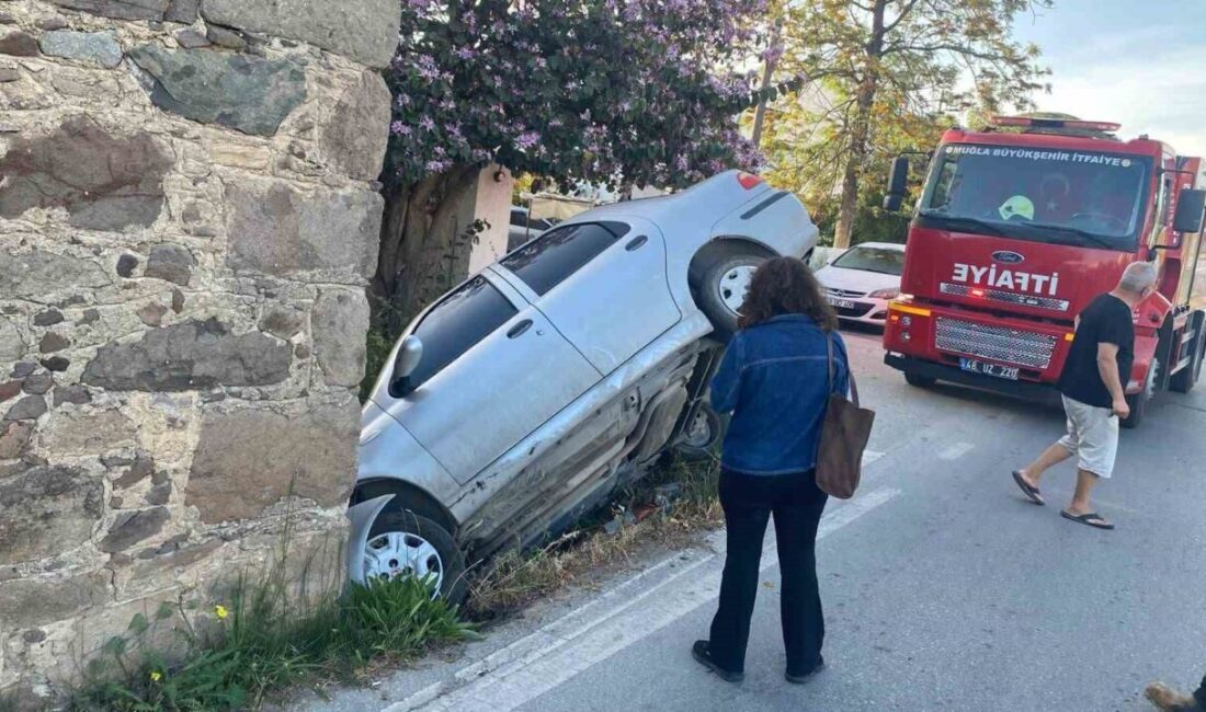 Muğla’nın Bodrum ilçesinde sürücünün direksiyon hakimiyetini kaybettiği otomobil, taş binaya