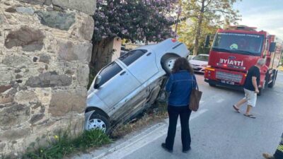 Muğla’nın Bodrum ilçesinde sürücünün direksiyon hakimiyetini kaybettiği otomobil, taş binaya