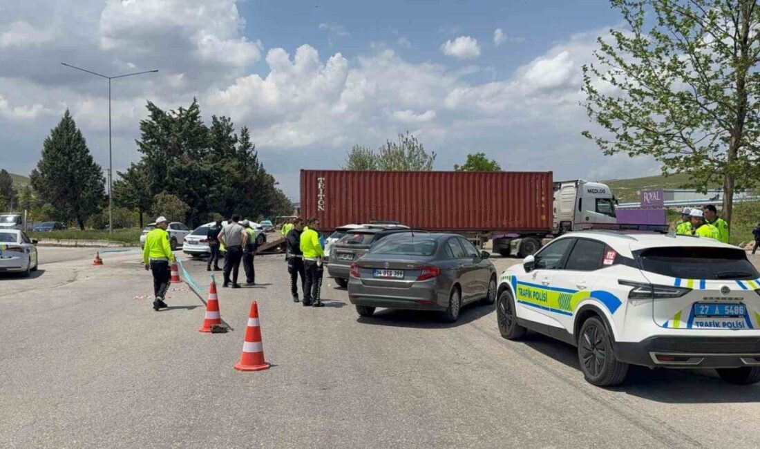 Gaziantep’te otomobilin tıra arkadan çarpması sonucu meydana gelen kazada otomobil