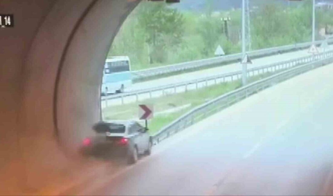 Amasya’da tünelde seyir halindeyken kontrolden çıkan otomobil bariyerlere çarptı. Kazada