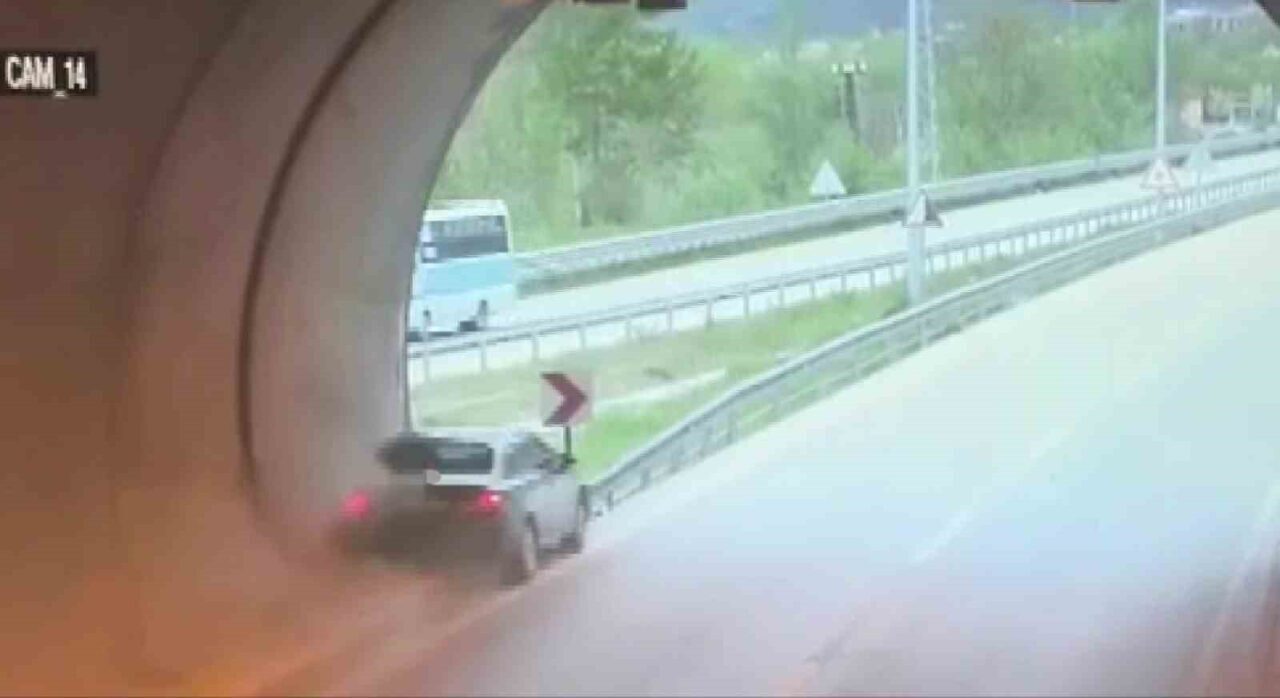Amasya’da tünelde seyir halindeyken kontrolden çıkan otomobil bariyerlere çarptı. Kazada