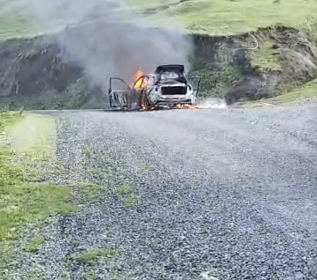 Giresun’un Eynesil ilçesinde seyir halindeyken alev alan bir otomobil tamamen