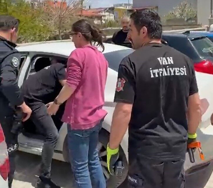 Van’da anahtarı içeride unutulan otomobilde kilitli kalan çocuk, itfaiye ekiplerinin