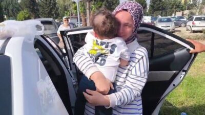Hatay’da kapıların kilitlenmesiyle otomobilin içerisinde mahsur kalan 1 buçuk yaşındaki