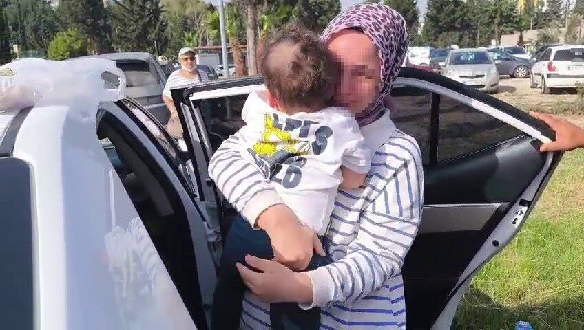 Hatay’da kapıların kilitlenmesiyle otomobilin içerisinde mahsur kalan 1 buçuk yaşındaki