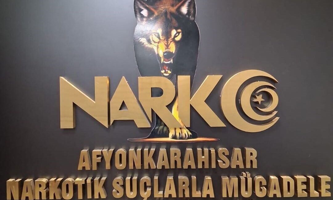 Afyonkarahisar’da polis tarafından durdurulan otomobilde uyuşturucu ile yakalanan bir kişi
