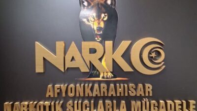 Afyonkarahisar’da polis tarafından durdurulan otomobilde uyuşturucu ile yakalanan bir kişi
