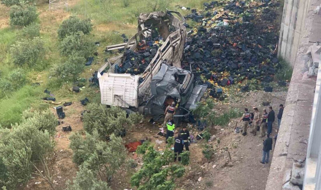 Tarsus-Adana-Gaziantep Otoyolu Nurdağı Başpınar Viyadüğü’nde otomobile arkadan çarpan sebze yüklü