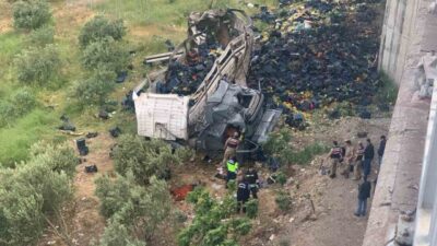 Tarsus-Adana-Gaziantep Otoyolu Nurdağı Başpınar Viyadüğü’nde otomobile arkadan çarpan sebze yüklü