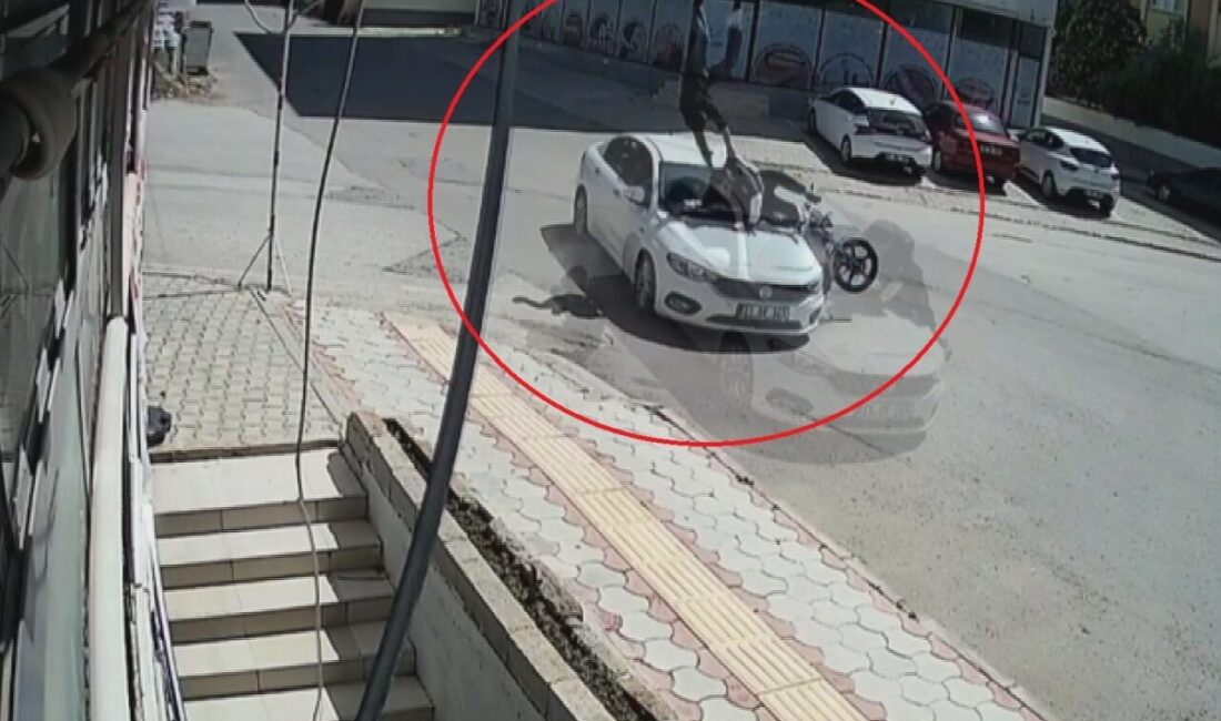 Hatay’ın Reyhan ilçesinde seyir halindeki otomobile ok gibi saplanan motosikletteki