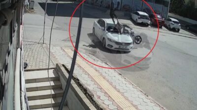 Hatay’ın Reyhan ilçesinde seyir halindeki otomobile ok gibi saplanan motosikletteki
