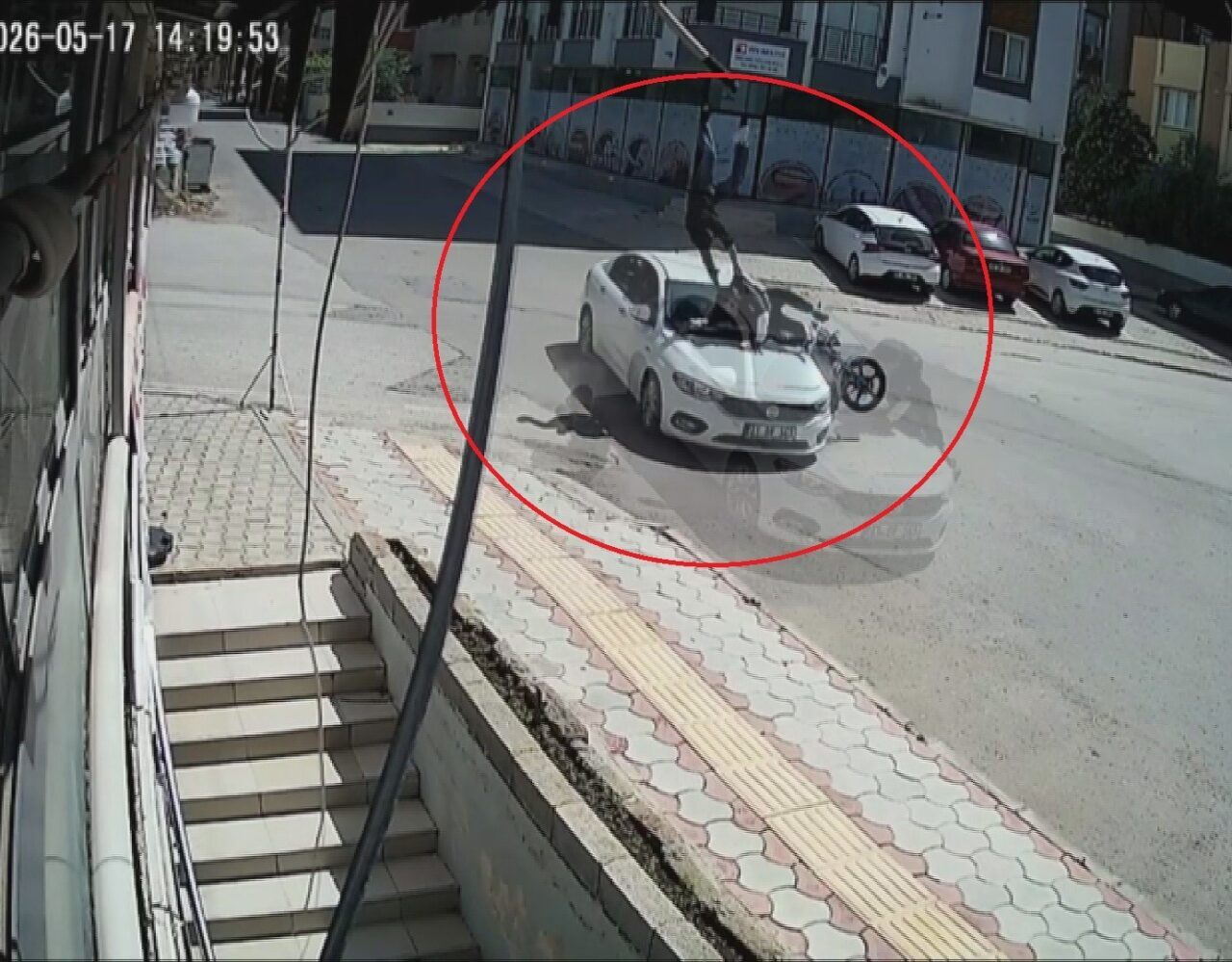 Hatay’ın Reyhan ilçesinde seyir halindeki otomobile ok gibi saplanan motosikletteki