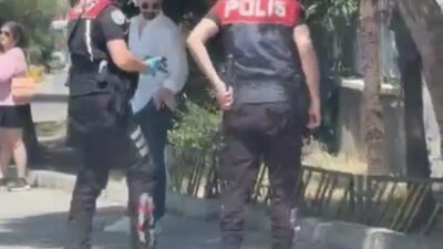 İzmir’in Karabağlar ilçesinde yolun karşısına geçmeye çalışan yavru kedi, bir