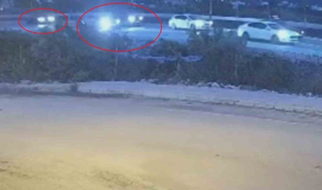Hatay’ın Samandağ ilçesinde süratli gelen otomobilin kırmızı ışıkta bekleyen 2