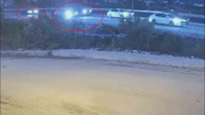 Hatay’ın Samandağ ilçesinde süratli gelen otomobilin kırmızı ışıkta bekleyen 2