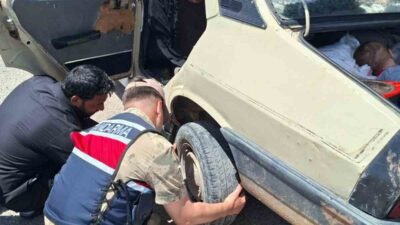 Şanlıurfa’da devriye görevi yapan jandarma ekipleri, lastiğinin patladığını fark ettikleri