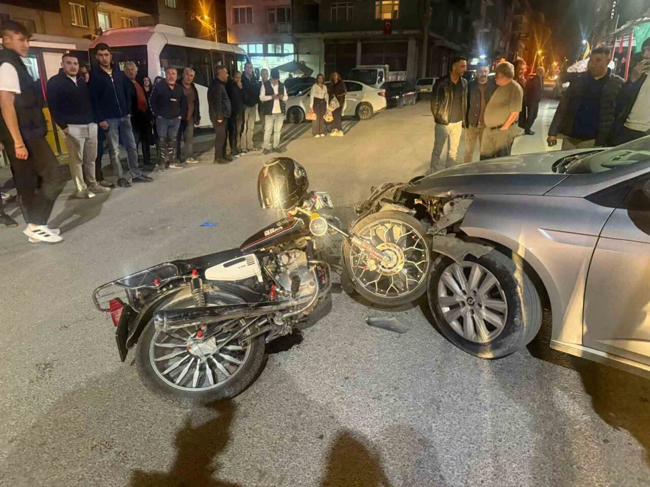 Afyonkarahisar’da otomobilin ile motosikletin çarpıştığı ve 1 kişinin yaralandığı trafik
