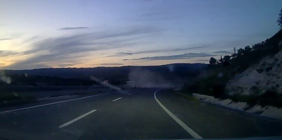 Adıyaman’da bir otomobilin defalarca takla atarak şarampole düştüğü anlar kameralara