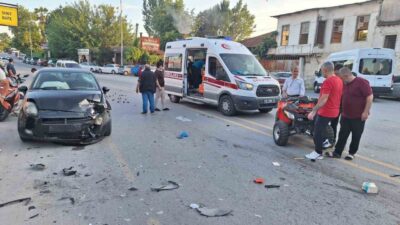 Mersin’in Tarsus ilçesinde otomobille çarpışan motorun sürücüsü yaralanırken o anlar