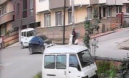 Bursa’nın İnegöl ilçesinde otomobil ile çarpışan motosikletli yaralandı. Kaza anı