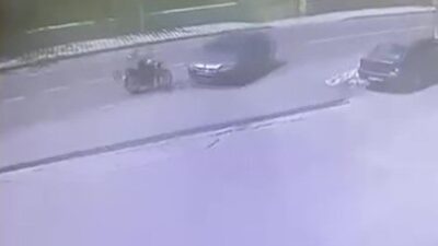 Kocaeli’nin Kartepe ilçesinde otomobille çarpışan motosiklet sürücüsü yaralanırken, kaza anı