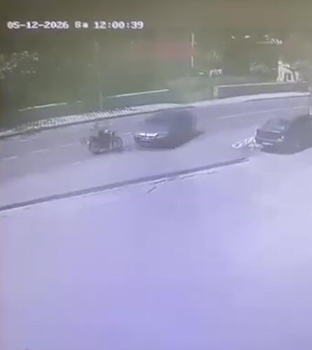 Kocaeli’nin Kartepe ilçesinde otomobille çarpışan motosiklet sürücüsü yaralanırken, kaza anı