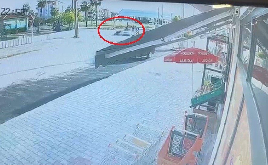 Antalya’nın Manavgat ilçesinde otomobil ile motosikletin çarpışması sonucu meydana gelen