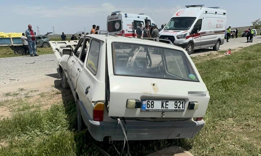 Karaman’da otomobil ile hafif ticari aracın çarpışması sonucu meydana gelen