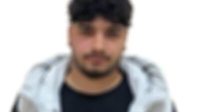 Sosyal medyada paylaşılan bir videoda, otoyolda seyir halindeki bir motosiklette