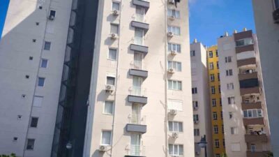 Antalya’da 12 katlı bir apartmanın 9. katında bir çocuğun oyun