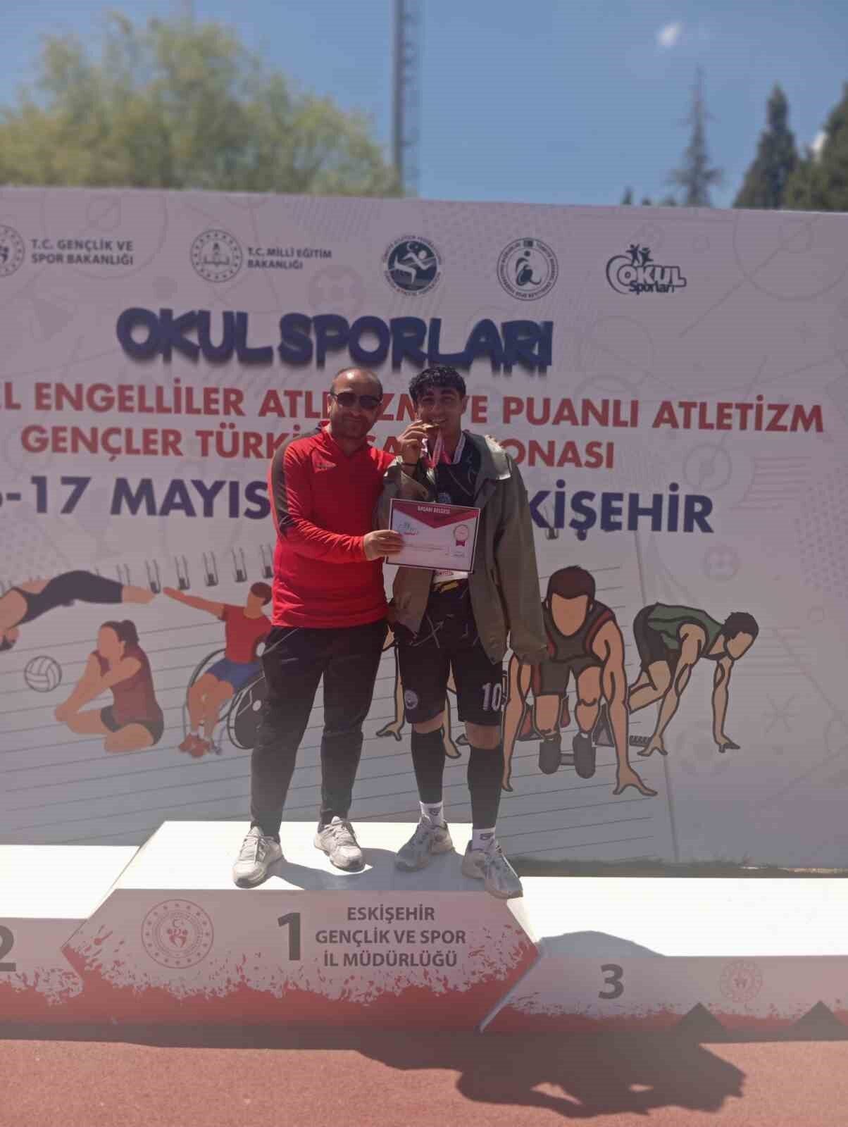 Van’ın Özalp Anadolu İmam Hatip Lisesi öğrencisi Ferhat Çıkar, büyük