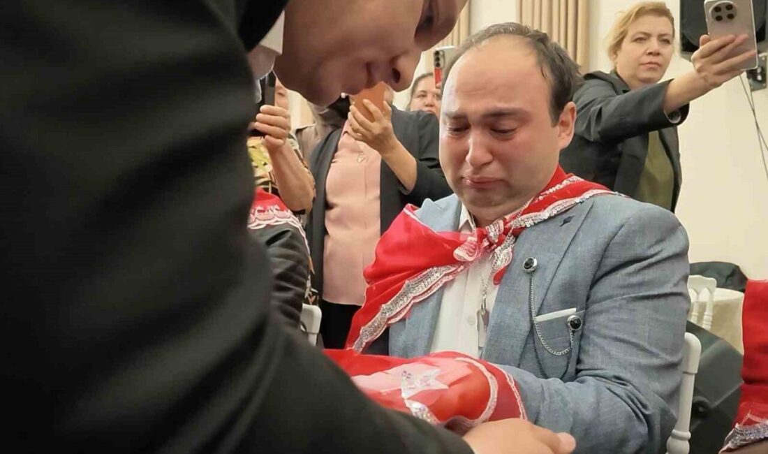 Kırıkkale’de düzenlenen temsili askerlik kına gecesinde, özel birey eline kına