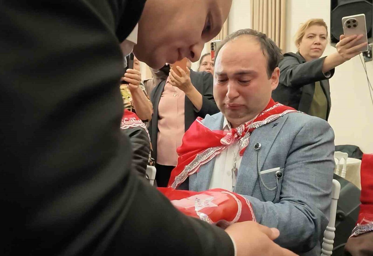 Kırıkkale’de düzenlenen temsili askerlik kına gecesinde, özel birey eline kına