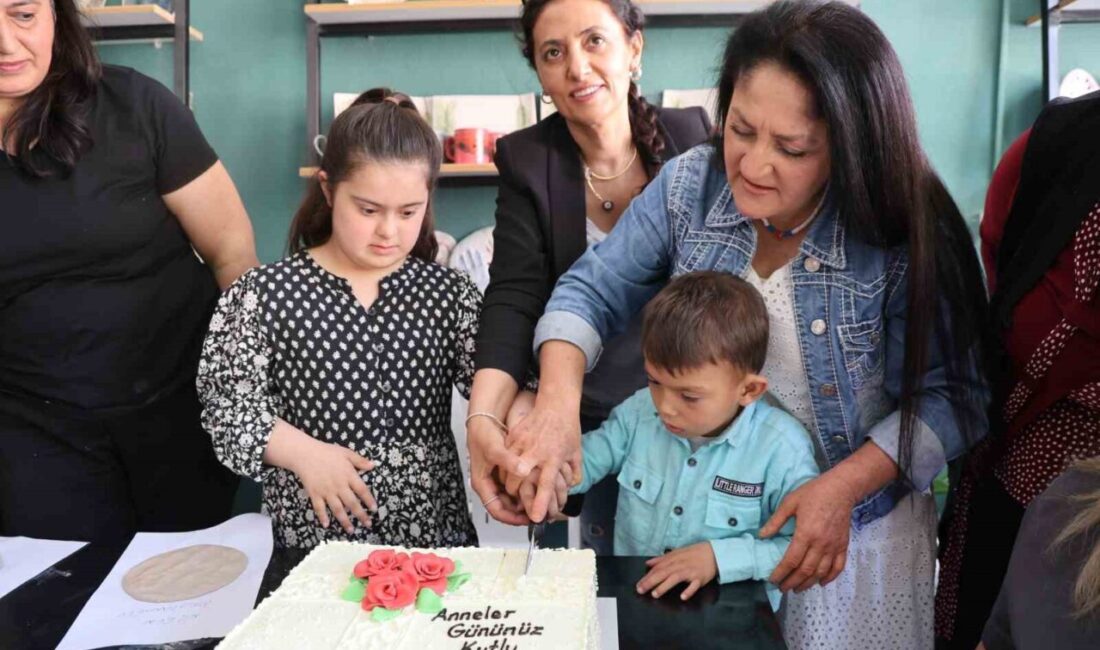 Adana’nın Kozan ilçesinde Anneler Günü dolayısıyla düzenlenen seramik atölyesinde özel