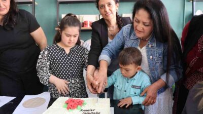 Adana’nın Kozan ilçesinde Anneler Günü dolayısıyla düzenlenen seramik atölyesinde özel