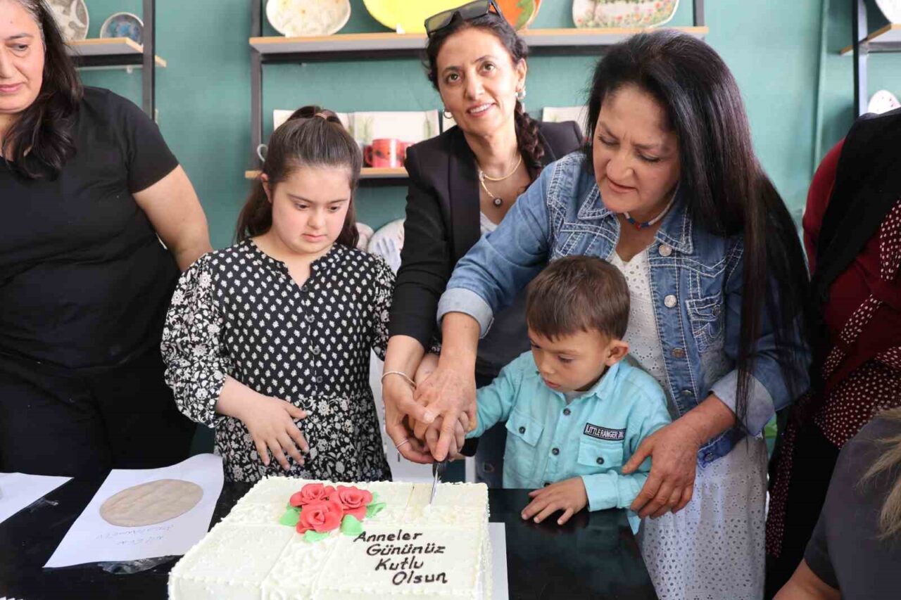 Adana’nın Kozan ilçesinde Anneler Günü dolayısıyla düzenlenen seramik atölyesinde özel