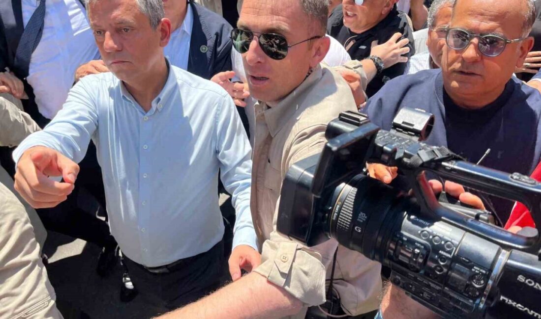 CHP’deki ’mutlak butlan’ krizinin ardından İzmir’de partililerle buluşan Özgür Özel,