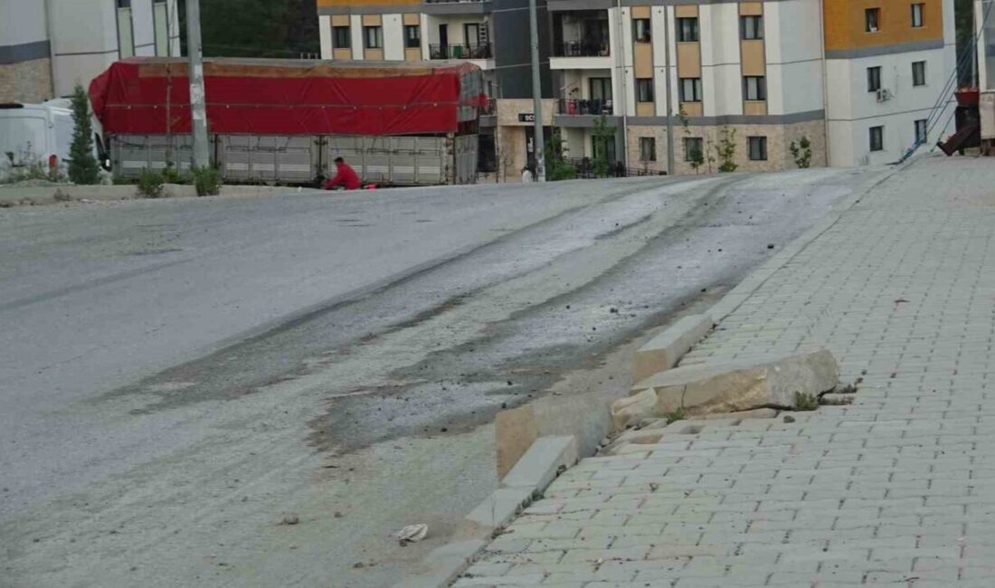 Hatay’da asfalt yoldan kepçe yürüten şahıslar mahallenin tepkisiyle karşılaştılar. Vatandaşlar,