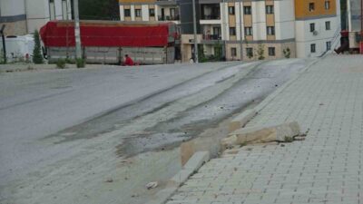 Hatay’da asfalt yoldan kepçe yürüten şahıslar mahallenin tepkisiyle karşılaştılar. Vatandaşlar,