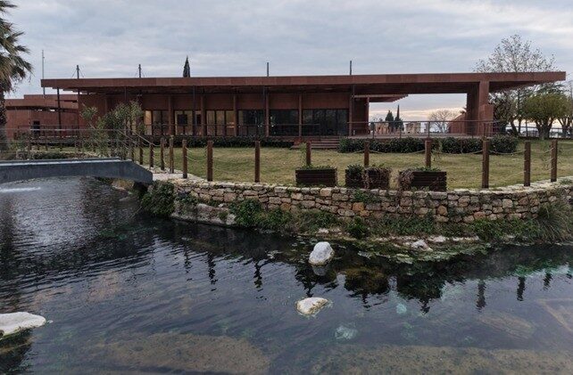 Pamukkale’deki Hierapolis Ören Yeri’nde alanın dokusuna uyumlu şekilde ziyaretçi karşılama