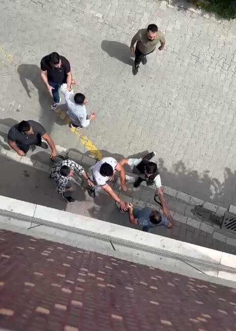 İstanbul Esenyurt’ta bir şahsın sürekli olarak gittiği berberde traş olarak