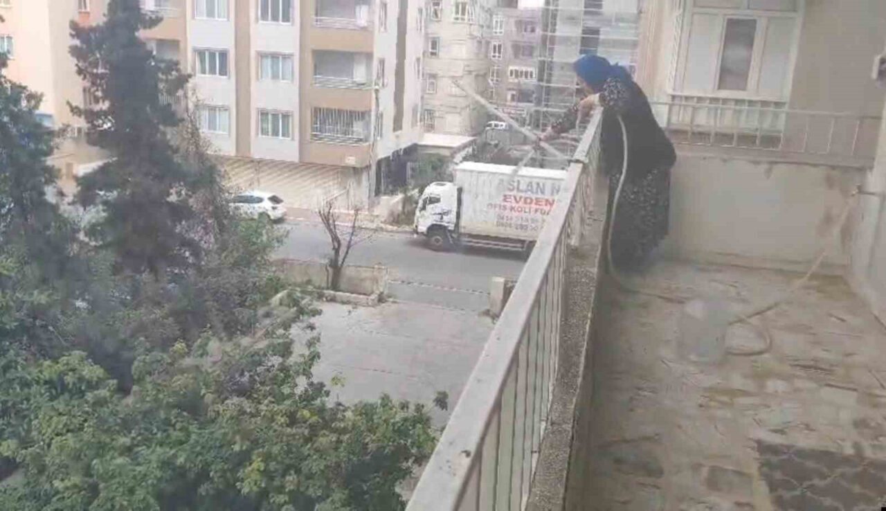 Şanlıurfa’nın Haliliye ilçesinde alev alan park halindeki hafif ticari araç
