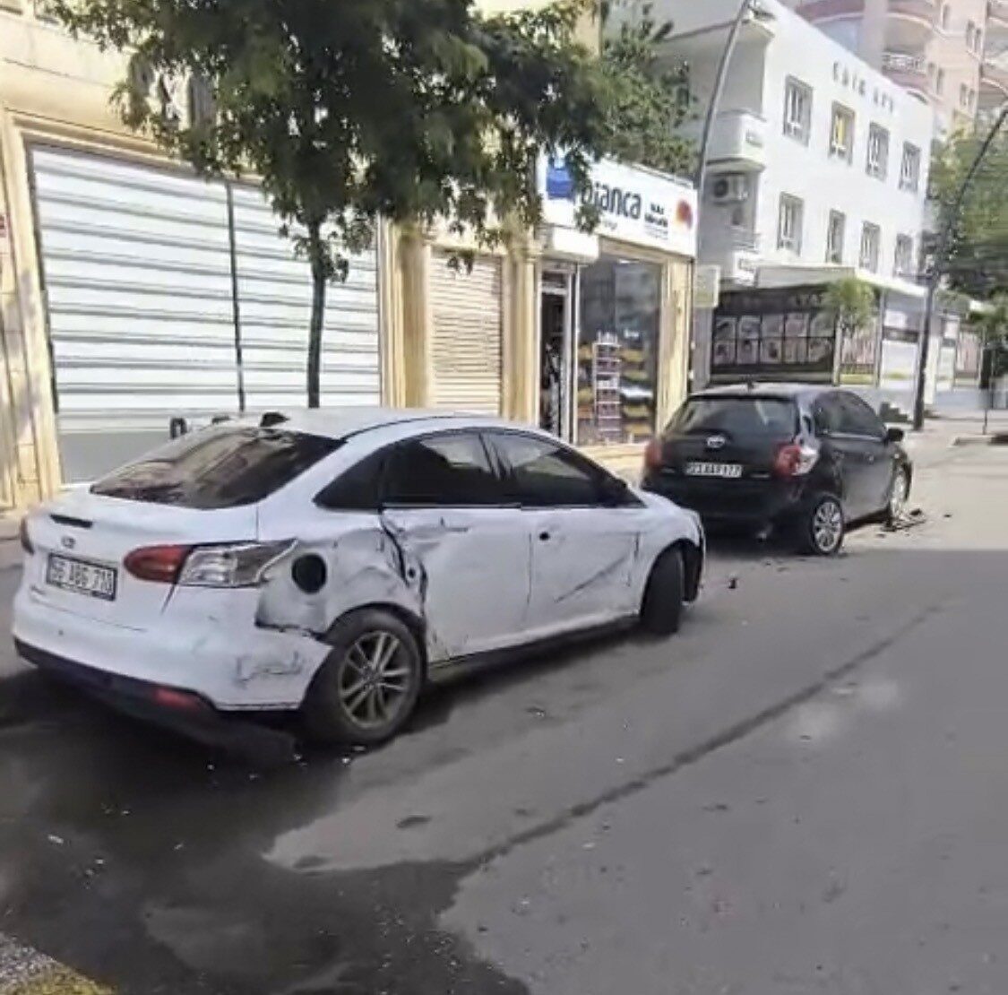 Batman’da henüz kimliği belirlenemeyen bir sürücü, park halindeki 5 otomobile