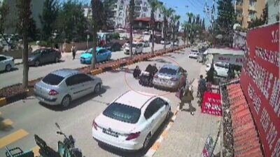 Hatay’ın Reyhanlı ilçesinde elektrik 3 tekerlekli moped, park halindeki araca