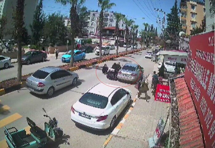 Hatay’ın Reyhanlı ilçesinde elektrik 3 tekerlekli moped, park halindeki araca