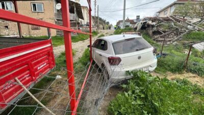 Bilecik’te park halindeki aracın bir anda kendi kendine hareket ederken,