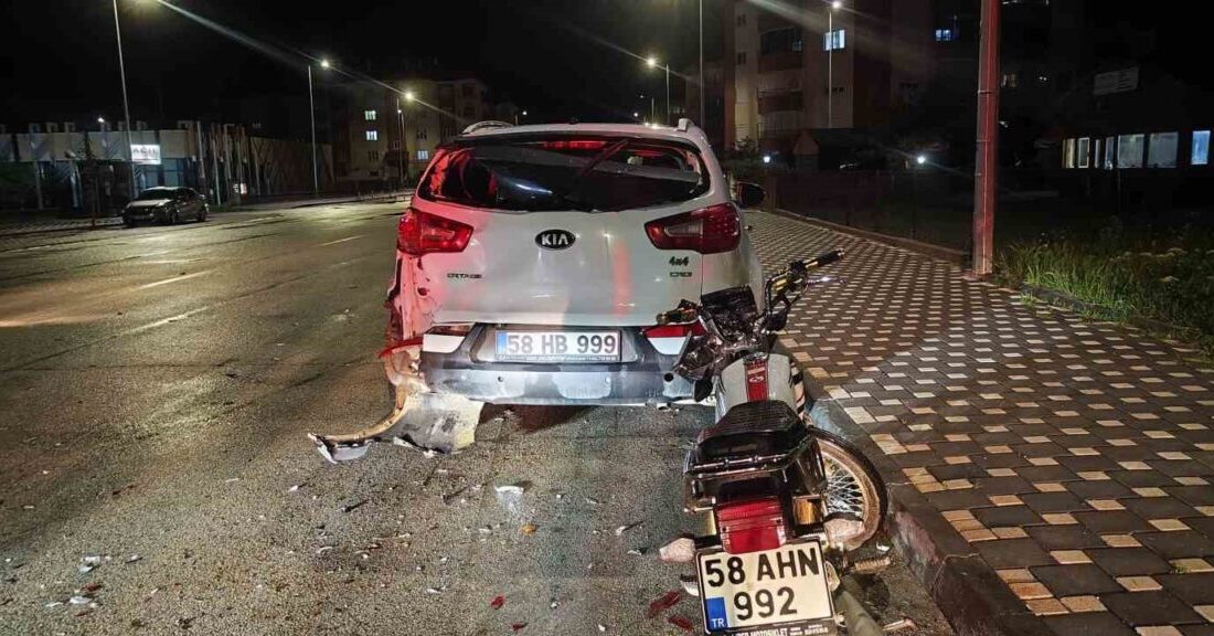 Sivas’ta motosikletin park halindeki cipe çarptığı kazada 1 kişi hayatını