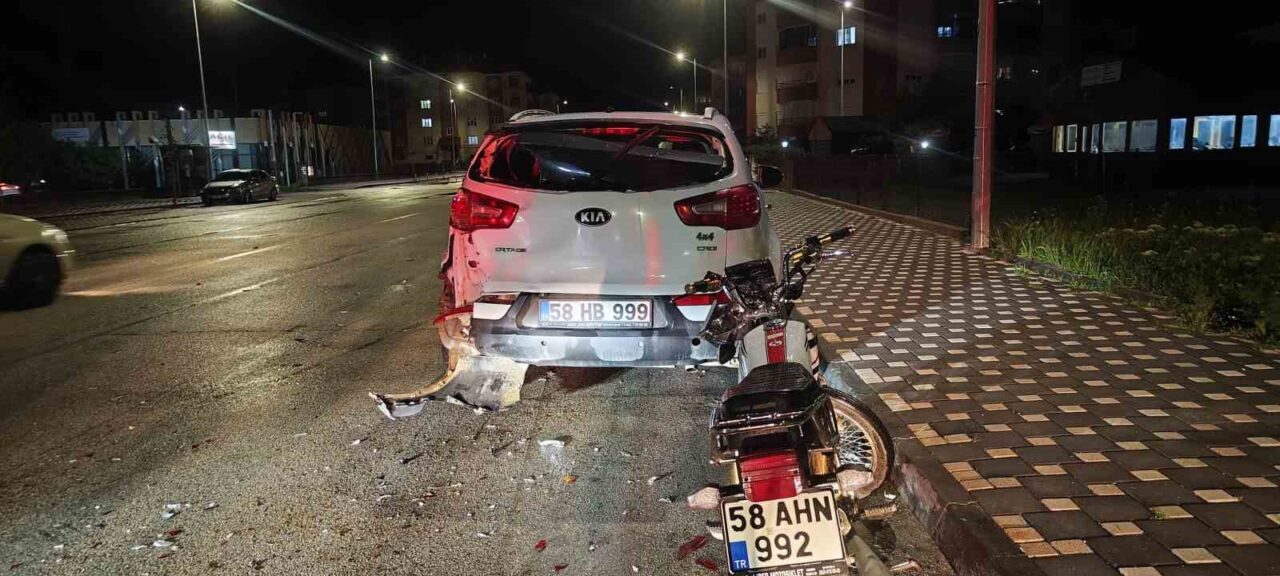 Sivas’ta motosikletin park halindeki cipe çarptığı kazada 1 kişi hayatını