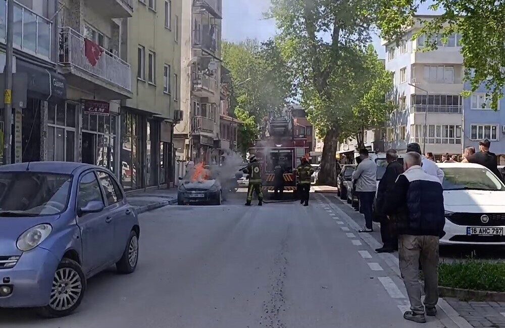 Bursa’nın İnegöl ilçesinde park halindeki otomobil çıkan yangında zarar gördü.